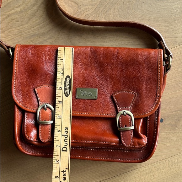 Elegant Tan Leather Messenger Bag - Picture 11 of 12